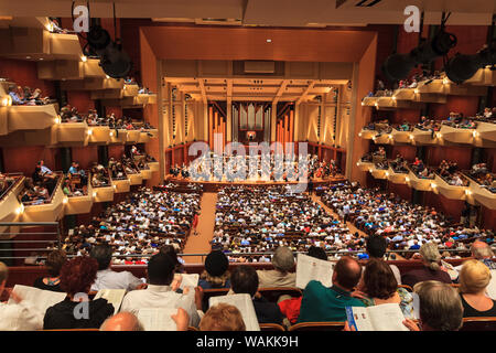 Seattle Symphony effettuando in corrispondenza alla Benaroya Hall di Seattle, nello Stato di Washington, USA (solo uso editoriale) Foto Stock