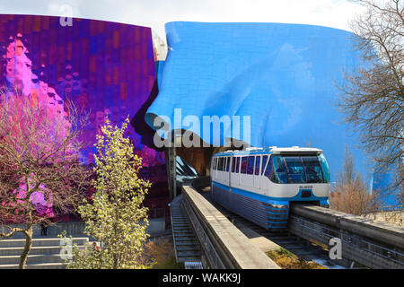 Seattle monorail lasciando la sua stazione di MoPOP, Seattle Center Area, nello Stato di Washington, USA Foto Stock