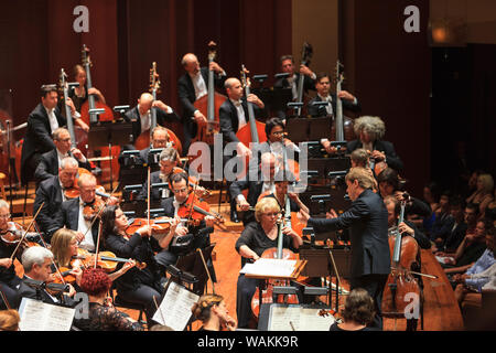 Seattle Symphony effettuando in corrispondenza alla Benaroya Hall di Seattle, nello Stato di Washington, USA (solo uso editoriale) Foto Stock