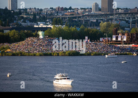 Pre-4luglio fuochi d'artificio celebrazione presso officine del gas park, il Lago Union, Seattle, nello Stato di Washington, USA Foto Stock