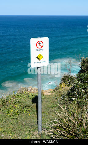 Segno avvertimento contro il bordo instabili, nessuna voce, pericolo, Cape Byron, Nuovo Galles del Sud, NSW, Australia Foto Stock