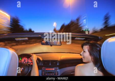 Donne asiatiche nel convertibile guidando attraverso Seattle, nello Stato di Washington. (MR) Foto Stock