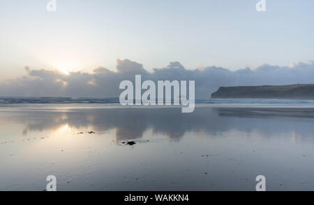 Tramonto su Polzeath Beach, North Cornwall, Regno Unito Foto Stock