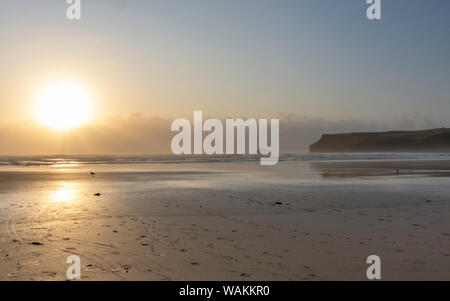 Tramonto su Polzeath Beach, North Cornwall, Regno Unito Foto Stock