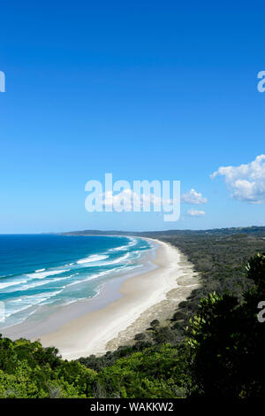 Verticale vista panoramica della spiaggia di sego, una lunga deserta spiaggia sabbiosa visto da Cape Byron, Byron Bay, Nuovo Galles del Sud, NSW, Australia Foto Stock