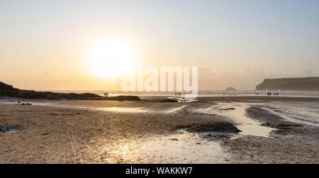 Tramonto su Polzeath Beach, North Cornwall, Regno Unito Foto Stock