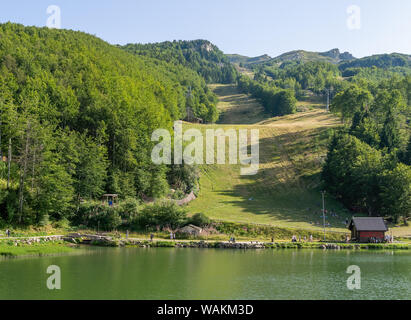 CERRETO LAGHI, Italia - 11 agosto 2019: le piste da sci di Cerreto Laghi ma in estate. Un fresco rifugio dal caldo estivo dell'Appennino. Foto Stock
