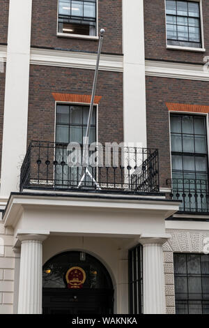 Temendo rappresaglie nessuna bandiera cinese è volare mentre la gente protesta al di fuori dell'Ambasciata cinese a Londra contro la repressione violenta di manifestazioni di protesta in Foto Stock