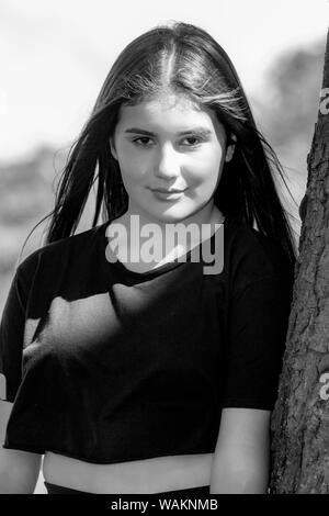 Ragazza giovane 11 anni, guardando i vecchi poi la sua età per la modellazione ritratto nelle fotografie di Abington Park, Northampton, Regno Unito Foto Stock