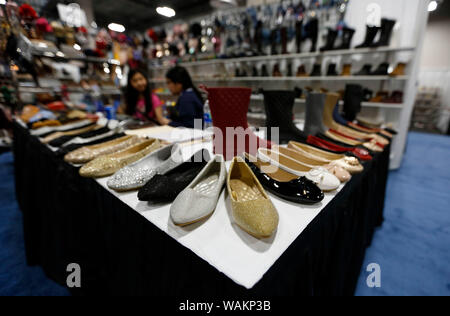 Pechino, USA. 11 Ago, 2019. Scarpe realizzate in Cina sono visualizzate in Offprice Show di Las Vegas, Stati Uniti, 11 Agosto, 2019. Credito: Li Ying/Xinhua/Alamy Live News Foto Stock