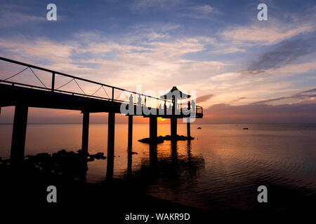 Silhouette di Pier Angelo al tramonto sulla spiaggia Fusaki sull Isola di Ishigaki, Giappone. Foto Stock