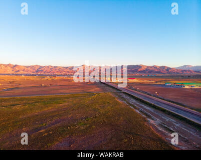 Vista aerea della strada che conduce a Dogubayazit da Igdir. Altopiano intorno al monte Ararat, montagne e colline. La Turchia orientale Foto Stock