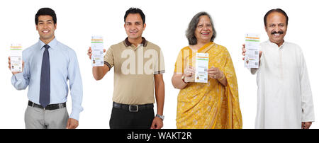 La gente indiana che mostra le loro carte Aadhar Foto Stock