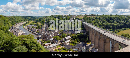 Dinan, Brittany, Francia - 20 Giugno 2019: vista panoramica dai Bastioni che si affaccia sul viadotto, fiume La Rance e Le Port de Dinan su un caldo nuvoloso s Foto Stock