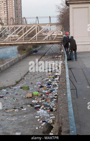 Immondizia di plastica e di altri rifiuti oggetto di pratiche di dumping sul lato del fiume Mapocho, a Santiago del Cile Foto Stock