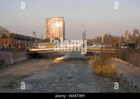 Pedoni e il traffico sul ponte sopra il fiume Mapocho, a Santiago del Cile Foto Stock