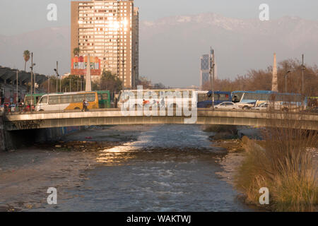 Pedoni e il traffico sul ponte sopra il fiume Mapocho, a Santiago del Cile Foto Stock