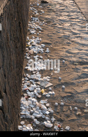 La schiuma di polistirene bicchieri e vaschette scartato a lato del fiume Mapocho, a Santiago del Cile Foto Stock