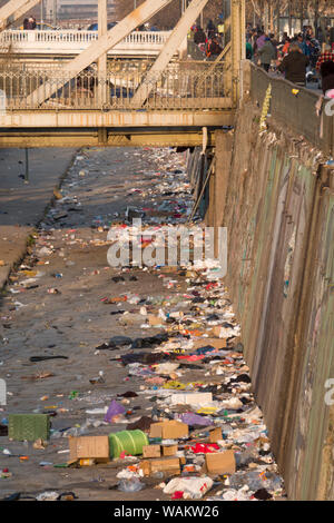 Immondizia di plastica e di altri rifiuti oggetto di pratiche di dumping sul lato del fiume Mapocho, a Santiago del Cile Foto Stock
