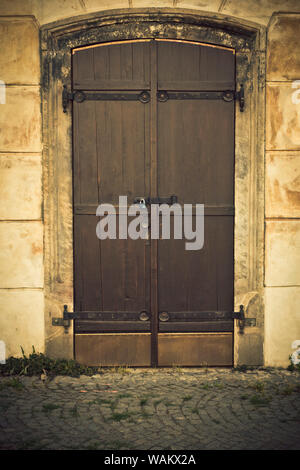 Antico borgo medievale porta di legno Foto Stock