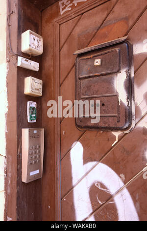 Cracovia. Cracovia. Polonia. Mailbox, campane e citofono sulla porta di uno dei vecchi appartamenti nella Città Vecchia. Foto Stock