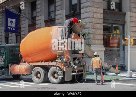 Un equipaggio di costruzione la colata di cemento e il rinnovamento di un tratto di marciapiede su Broadway in Lower Manhattan, New York City. Foto Stock