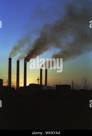 01 gennaio 1990, Berlino, Luebbenau: Brandeburgo/RDT/Early 1990 tramonto. Camini e le nuvole di vapore. Luebbenau power station. La RDT era nel processo di modernizzazione della fabbrica quando il punto di svolta è venuto. Esso è ora impostata e strappato migliore qualità possibile dell'immagine, esatta data di scatto non noto. Foto: Paul Glaser/dpa-Zentralbild/ZB Foto Stock