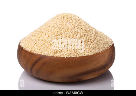 Semi di sesamo bianchi biologici in un recipiente di legno, perfetti per cucinare, cuocere e guarnire. Foto Stock