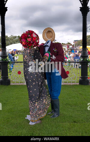 Maschio e femmina manichini senza volto in una danza pongono al 2019 Southport Flower Show. Foto Stock