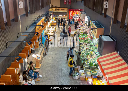 Gli amanti dello shopping in Omi-cho (Omicho) fresh food market hall di Kanazawa, Giappone Foto Stock