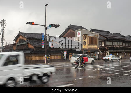 Attraversamento pedonale in Higashiyama, Kanazawa, Giappone, in un giorno di pioggia Foto Stock