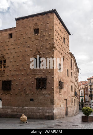 Salamanca España: Agosto 18, 2019: Casa di gusci (Casa de las Conchas) a Salamanca, Spagna. L'architettura include gotico, moresco e italiano s Foto Stock