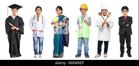 Bambini che impersonano diverse professioni Foto Stock