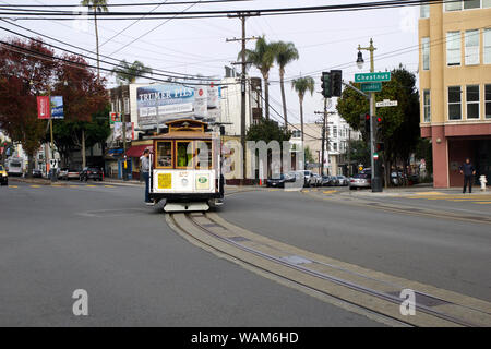 SAN FRANCISCO, CALIFORNIA, STATI UNITI - Novembre 25th, 2018: i passeggeri potranno godere di una corsa in funicolare e attraversando via Cristoforo Colombo e castagni. È il Foto Stock