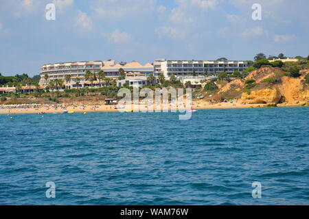 La spiaggia di Santa Eulália, Albufeira Algarve estate Foto Stock