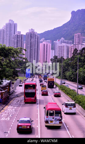 Il traffico su strada sotto Lion Rock, Hong Kong Foto Stock