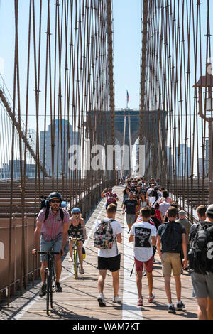 Ponte di Brooklyn, vista in estate di persone a piedi e in bicicletta attraverso il Ponte di Brooklyn, New York City, Stati Uniti d'America. Foto Stock
