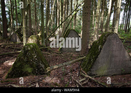 Le trappole del serbatoio della linea Siegfried a sud di Aquisgrana, Renania settentrionale-Vestfalia (Germania). Panzersperren des Westwall suedlich von Aachen, Nordrhein-Westfale Foto Stock