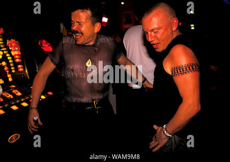 LGBTQ 1990s UK Gay uomini disco Dancing Manchester nightclub Inghilterra Gay Pride weekend. 1999 HOMER SYKES Foto Stock