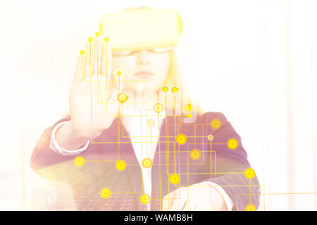 Business donna con la realtà virtuale sulla cuffia Foto Stock