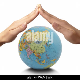 La mano della persona salva la terra Foto Stock