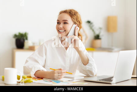 Allegro degno parlando di nuova produzione sul cellulare Foto Stock