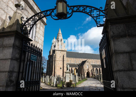 Vista attraverso cancelli di ingresso di San Machar Cattedrale vecchia Aberdeen, Aberdeen Scotland, Regno Unito Foto Stock