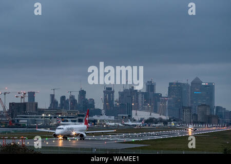 London, Regno Unito - 17 Febbraio 2019: Helvetic Airways compagnia aerea con sede a Zurigo Kloten, Svizzera. Tipo di aeromobile Embraer ERJ-190 in atterraggio a Londra City Air Foto Stock