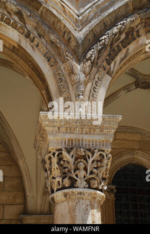 Pilastri del Palazzo del Rettore a Dubrovnik Croazia. Il Palazzo del Rettore (croato: Knežev dvor) è un palazzo nella città di Dubrovnik che utilizzato per ser Foto Stock