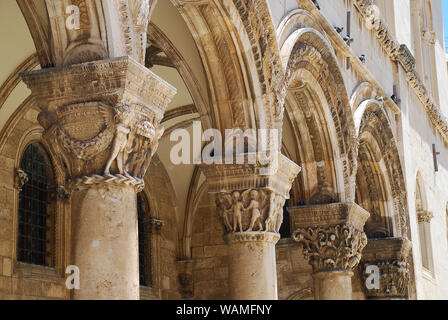 Pilastri del Palazzo del Rettore a Dubrovnik Croazia. Il Palazzo del Rettore (croato: Knežev dvor) è un palazzo nella città di Dubrovnik che utilizzato per ser Foto Stock