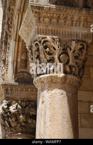 Pilastri del Palazzo del Rettore a Dubrovnik Croazia. Il Palazzo del Rettore (croato: Knežev dvor) è un palazzo nella città di Dubrovnik che utilizzato per ser Foto Stock