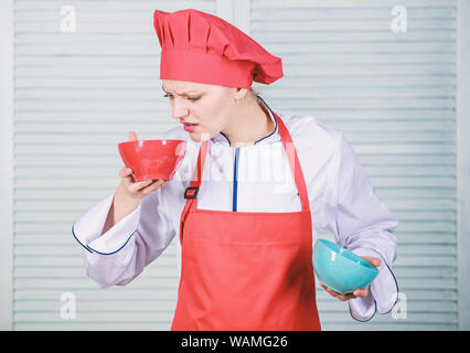 Calcolare la normale porzione di cibo. Calcola il tuo cibo porzioni dimensioni. La dieta e dieta concetto. Come molte porzioni desiderate mangiare. Donna cuocere tenere bocce. Calcolare la quantità di calorie si consumano. Foto Stock