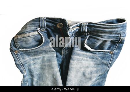 Jeans blu isolato su sfondo bianco, pantaloni che sono disposti per assomigliare ai sintomi fastidio del corpo intrecciato, sembrano essere spinti a urinare Foto Stock