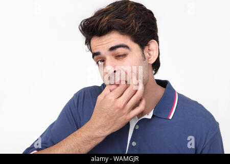 Giovane uomo sibilo di soffiaggio con le dita Foto Stock